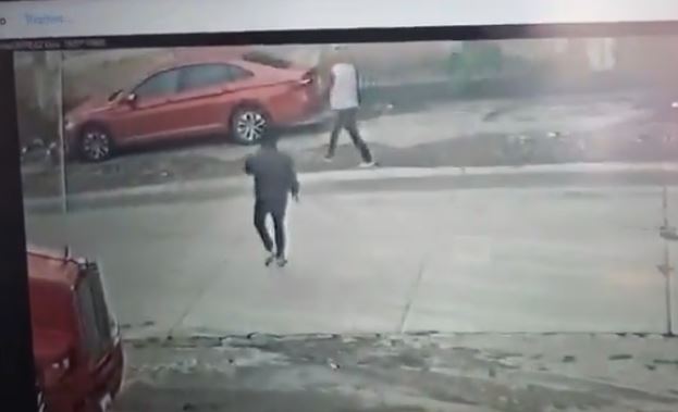 VIDEO: Joven esperaba a su novia y asaltantes se lo llevan con todo y carro