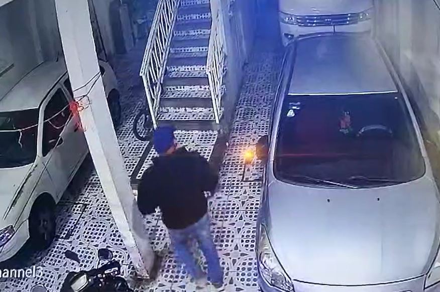 VIDEOS. Graban a criminales entran a casas y roban mientras las familias duermen