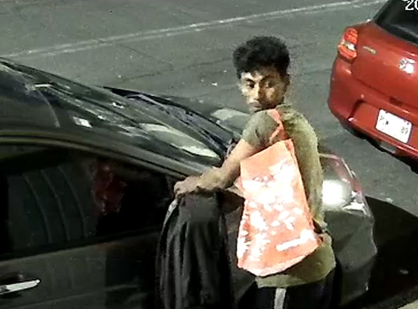 VIDEO: Ratero queda grabado por una cámara; en segundos se llevó un espejo