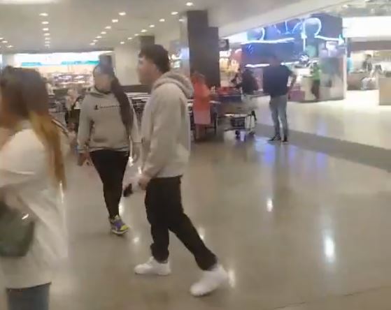 VIDEO: Farderos noquean fácilmente a policías afuera de un Sam´s Club