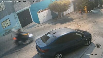 VIDEO: Criminales en moto salen a primera hora y atacan a una señora