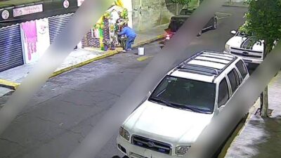 VIDEO: Blasfemia; sujetos en motoneta roban enorme figura de ‘San Juditas’