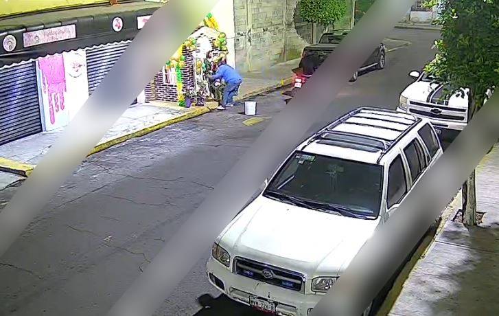 VIDEO: Blasfemia; sujetos en motoneta roban enorme figura de ‘San Juditas’