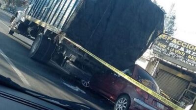 VIDEO: Él conducía su auto cuando quedó prensado contra un enorme camión de carga
