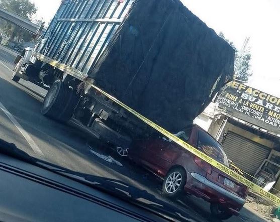 VIDEO: Él conducía su auto cuando quedó prensado contra un enorme camión de carga