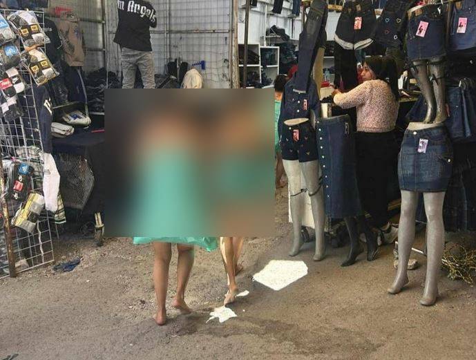 EXTREMO: Ladronas salen pelonas de un tianguis; las sorprendieron robando