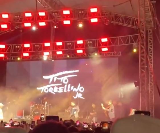 VIDEO: Disparan con armas largas en concierto de Tito Torbellino Jr; mandó saludos a un capo