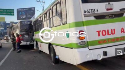 URGENTE: Mañana de caos; camiones de pasajeros chocan y se llevan un taxi