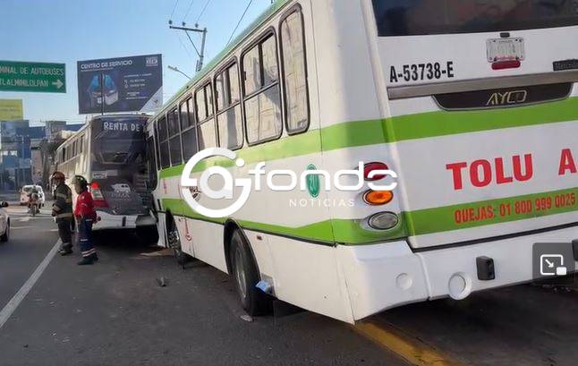 URGENTE: Mañana de caos; camiones de pasajeros chocan y se llevan un taxi