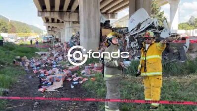 URGENTE: Camión cargado con toneladas de jabón termina volcado en la autopista