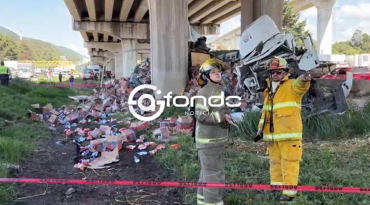 URGENTE: Camión cargado con toneladas de jabón termina volcado en la autopista