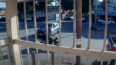 VIDEO: Padre e hijo iban en motocicleta, se estrellan y salen disparados