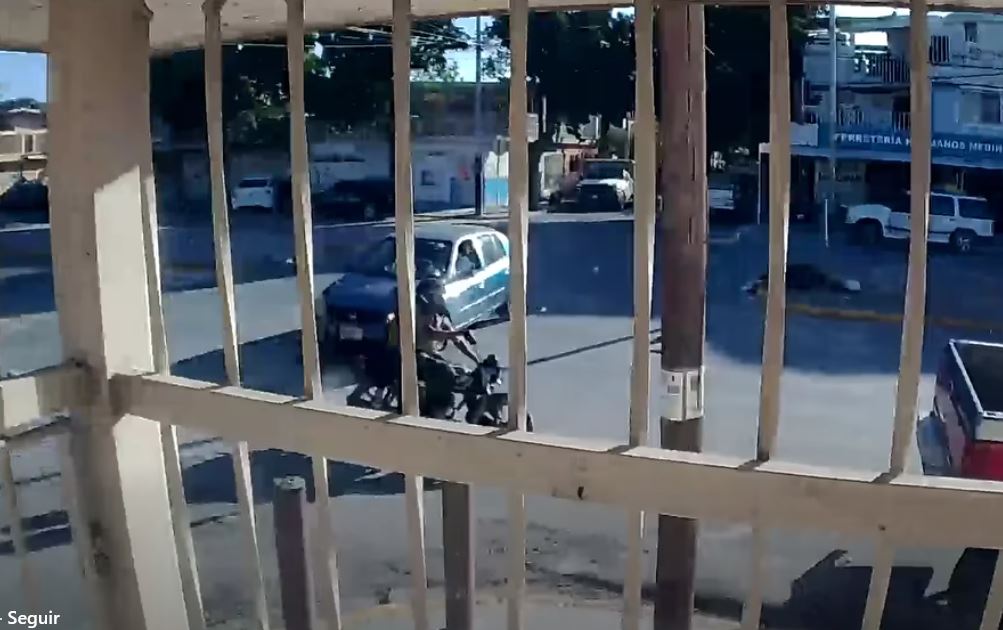VIDEO: Padre e hijo iban en motocicleta, se estrellan y salen disparados