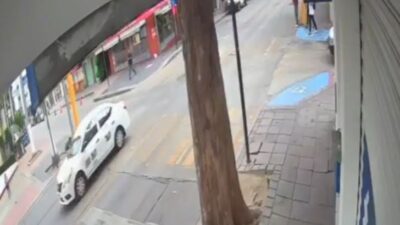 VIDEO: Discusión termina mal; taxista arrastra a biker y lo estrella en un poste
