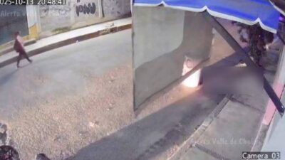 VIDEO: Motorratones golpean a jovencita para quitarle la mochila