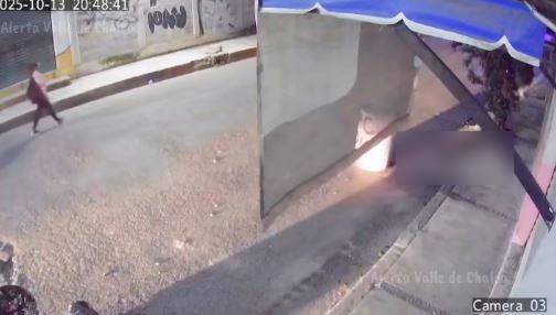VIDEO: Motorratones golpean a jovencita para quitarle la mochila