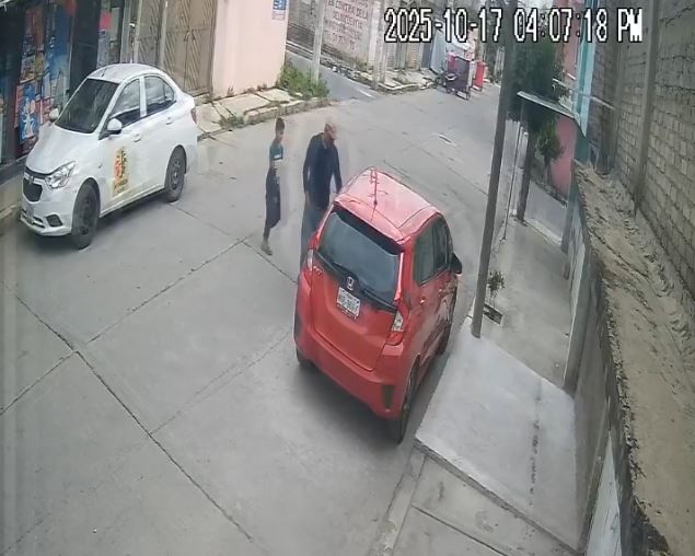 VIDEO: Niño acompaña a su papá a que le enseñe a robar carros