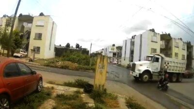 VIDEO: Madre en motoneta casi provoca su muerte y la de su hija