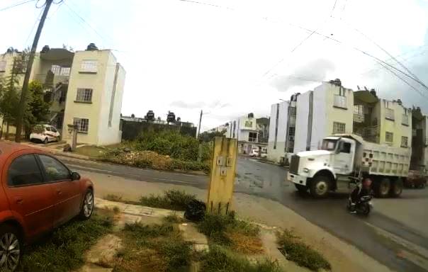 VIDEO: Madre en motoneta casi provoca su muerte y la de su hija