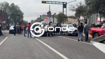 URGENTE: Conductores ocasionan choque y un carro termina volcado