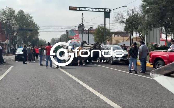 URGENTE: Conductores ocasionan choque y un carro termina volcado