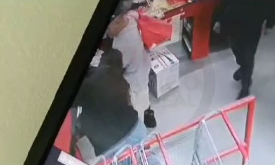 VIDEO: Empleada y fardera se dan con todo dentro de una tienda 3B