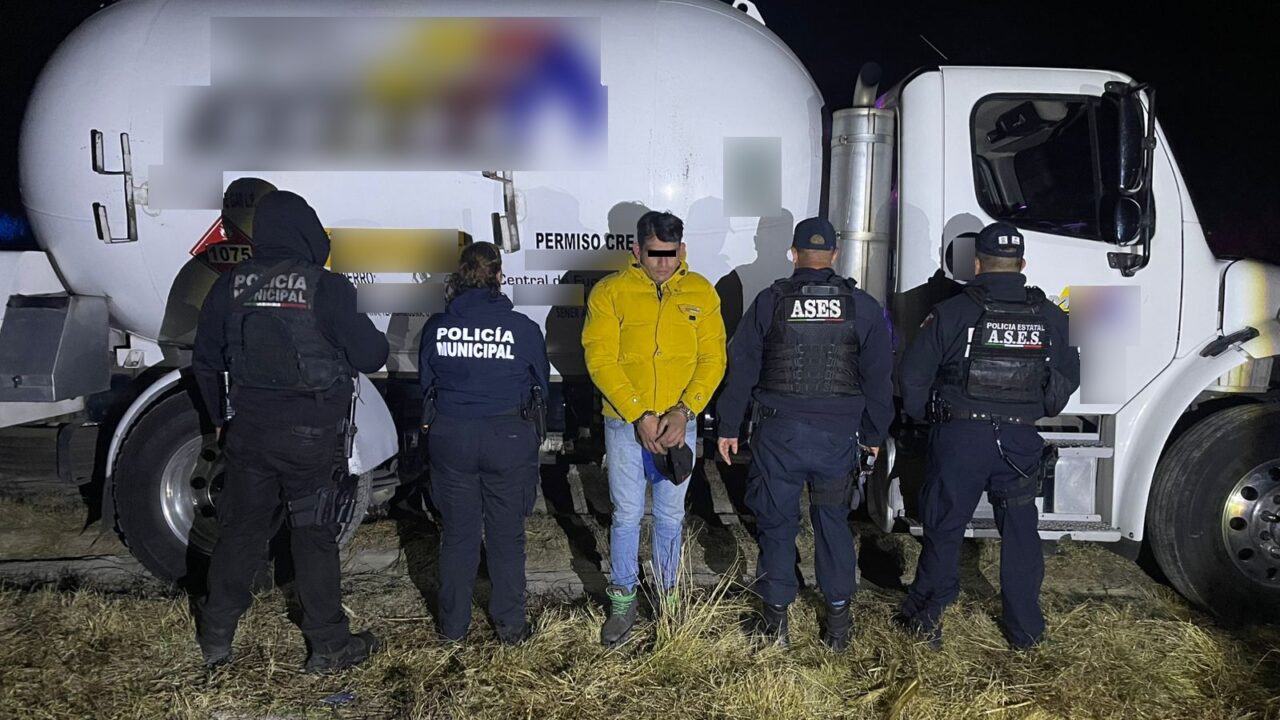 HUACHICOL: Sujeto llenaba una pipa de gas de 12 mil litros en una toma clandestina