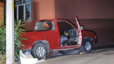 INCREÍBLE: Conductor muere bajo las llantas de su propia camioneta; no puso el freno