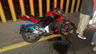 FATAL: Joven en moto muere en la autopista y su cuerpo queda tirado más de 5 horas