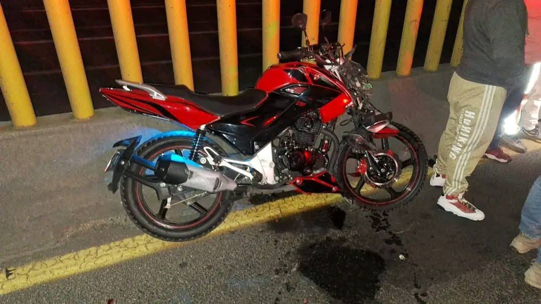 FATAL: Joven en moto muere en la autopista y su cuerpo queda tirado más de 5 horas