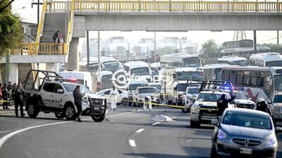 TERRIBLE. Su cuerpo quedó a media autopista, justo abajo de un puente peatonal que no utilizó