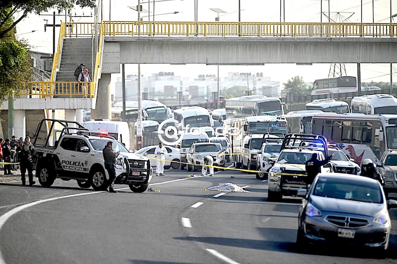 TERRIBLE. Su cuerpo quedó a media autopista, justo abajo de un puente peatonal que no utilizó