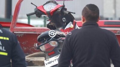 LAMENTABLE. Motociclista derrapa y muere en la entrada a una plaza comercial en Edomex