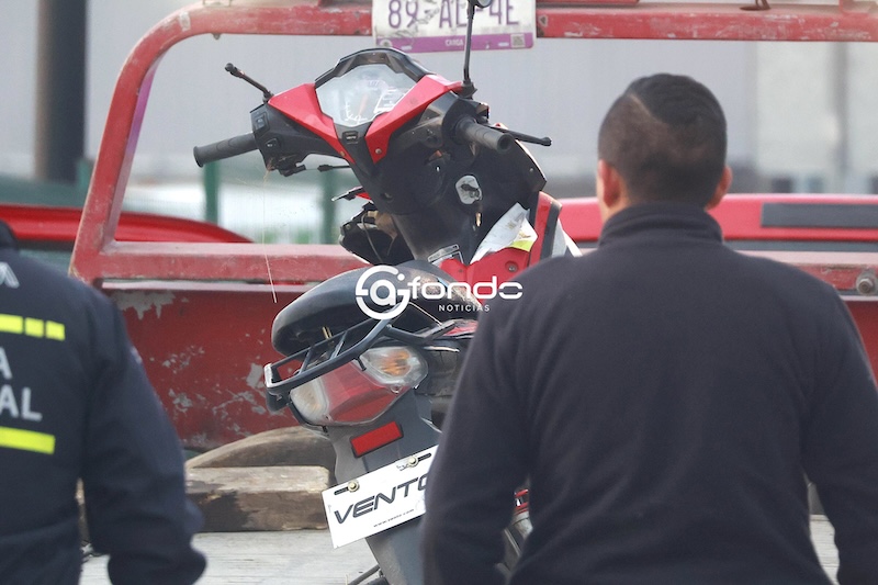LAMENTABLE. Motociclista derrapa y muere en la entrada a una plaza comercial en Edomex