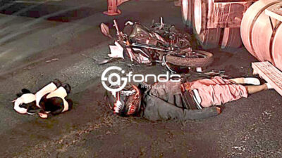 TRAGEDIA. Cuerpo de jovencita queda junto a un ramo de rosas, una vaca de peluche y una moto destrozada