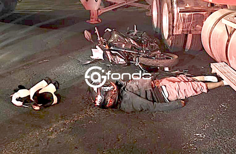 TRAGEDIA. Cuerpo de jovencita queda junto a un ramo de rosas, una vaca de peluche y una moto destrozada