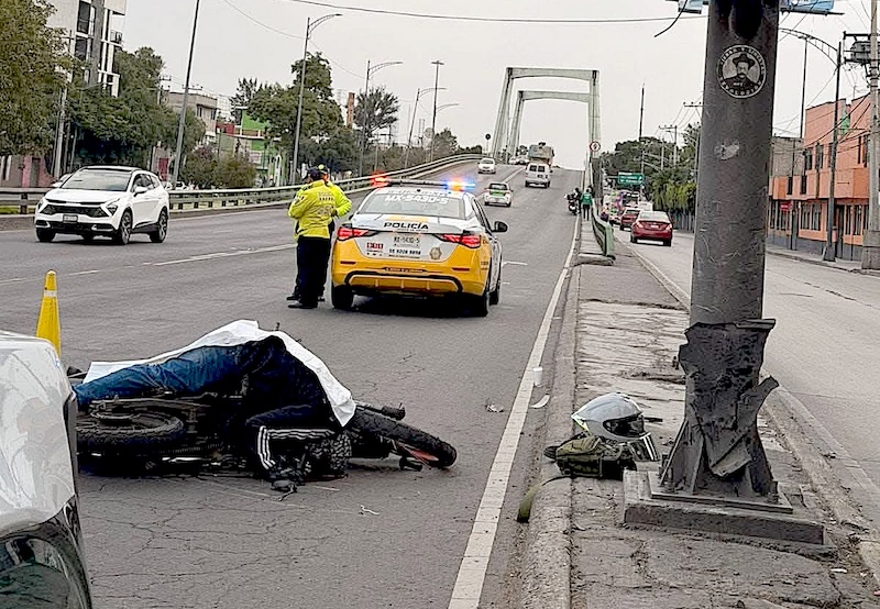 TRAGEDIA. Motociclista muere al cruzar un puente vehicular en los límites de Edomex y CDMX