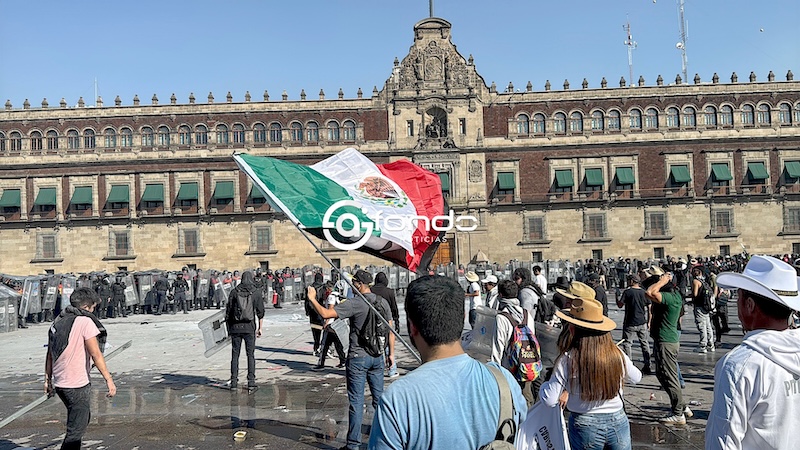 CRÓNICA. Marcha de la Generación Z acabó entre rocazos, petardos, gas y destrozos; hay 60 heridos y 40 detenidos