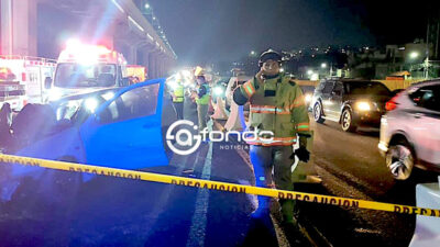 TRAGEDIA. Una mujer muerta y dos heridos deja choque de auto contra una grúa en autopista