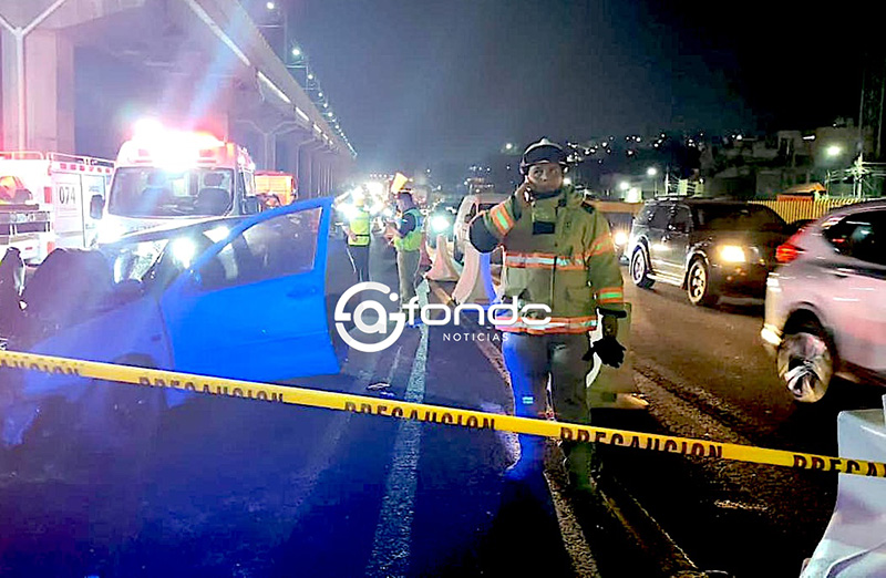 TRAGEDIA. Una mujer muerta y dos heridos deja choque de auto contra una grúa en autopista