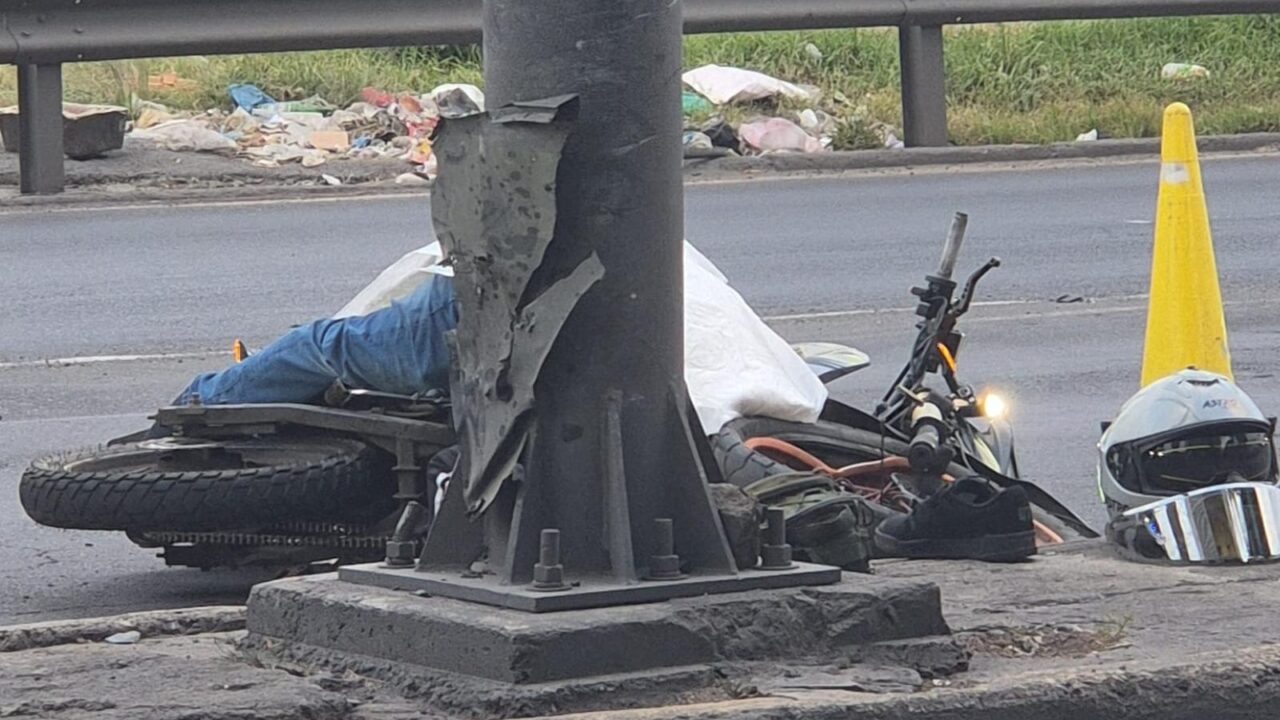 FATAL: Motociclista subía el puente y muere al caer a toda velocidad