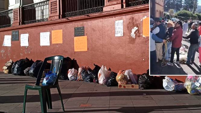 VIDEO: Vecinos amarran a funcionario y riegan bolsas de basura en el ayuntamiento