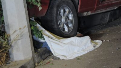 ESPANTOSO: Conductor olvida poner el freno de mano y muere aplastado por su camioneta