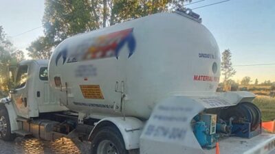 OPERATIVO: Huachicoleros abandonan pipa junto a toma clandestina de gas