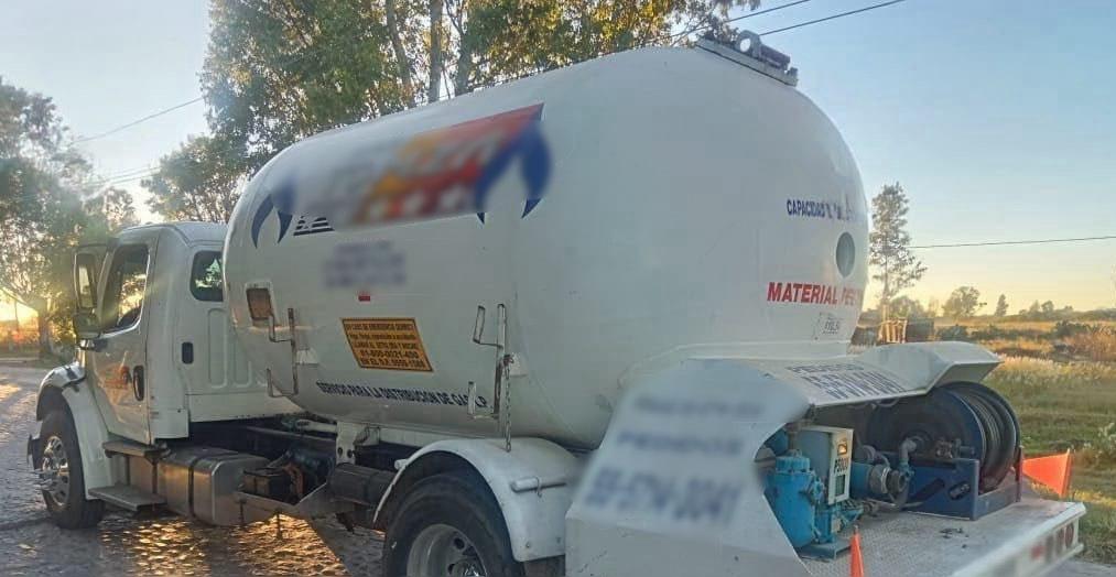 OPERATIVO: Huachicoleros abandonan pipa junto a toma clandestina de gas