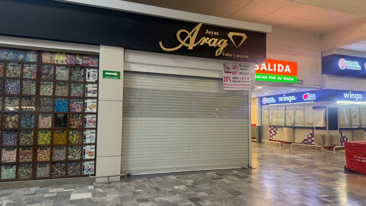 VIDEO: Encapuchados armados asaltan joyería en una plaza comercial