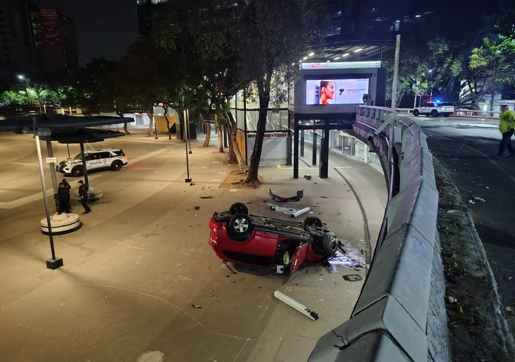 MISTERIO: Camioneta cae desde varios metros y cuando la revisan no había nadie