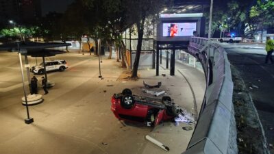 MISTERIO: Camioneta cae desde varios metros y cuando la revisan no había nadie