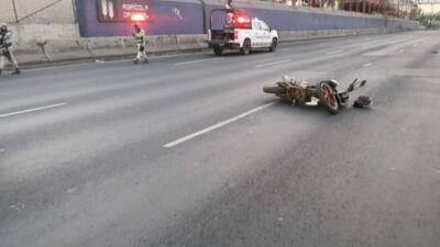 ACCIDENTE: Mujer sin casco y con vestido derrapa en una motocicleta