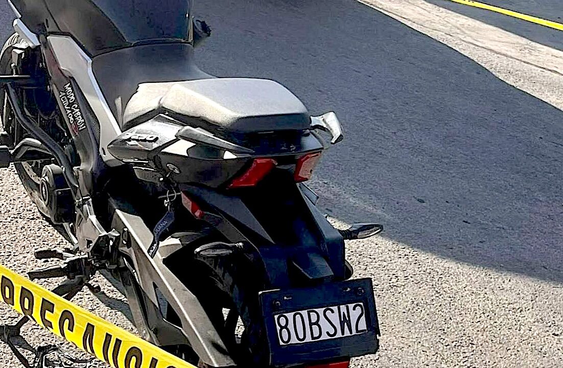 VIDEO. Camioneta realiza una vuelta prohibida y mata a motociclista en Edomex
